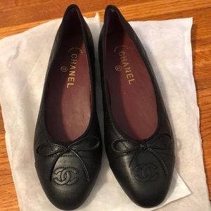 Inspired black ballet flats with bow